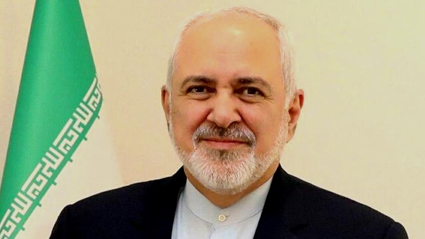 Iranpress: FM Zarif visits Jolfa railway station of Azerbaijan