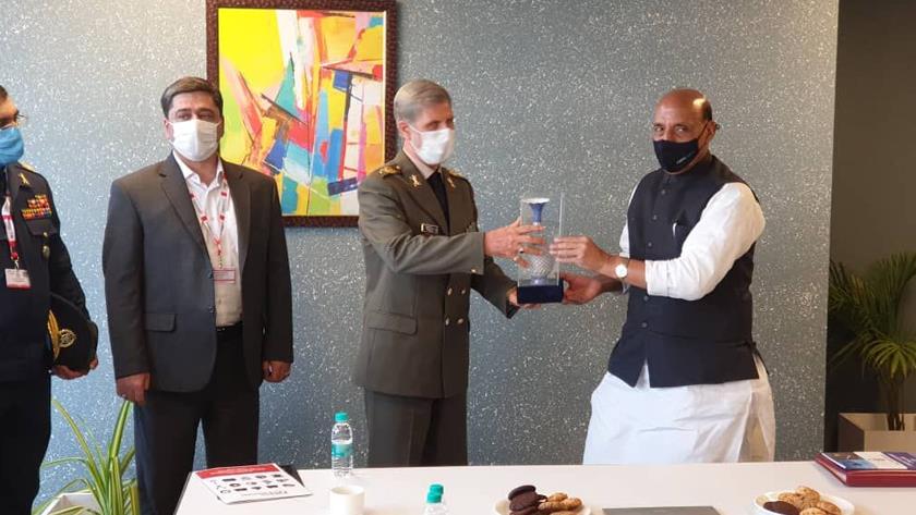 Iranpress: Iran, India defense ministers discuss further cooperation