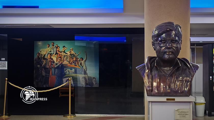 Iranpress: Painting exhibition on 42nd anniversary of Islamic Revolution victory
