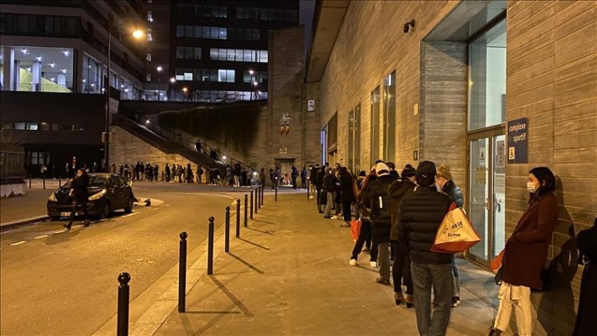 Iranpress: French students queue for donated food as coronavirus locks down the country 