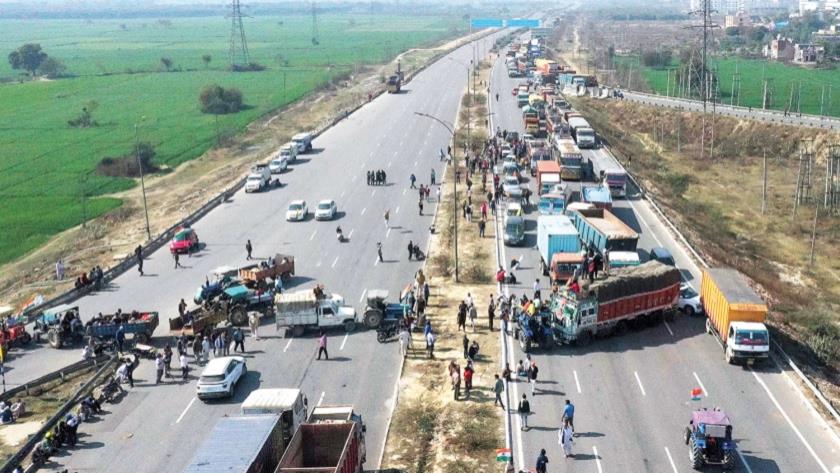 Iranpress: Indian farmers block roads with tractors and trucks as protests widen