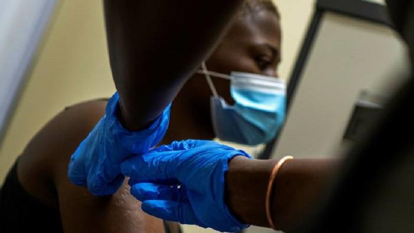 Iranpress: South Africa stops using AstraZeneca over new strain