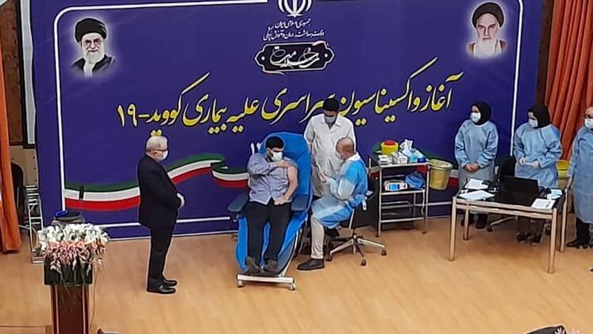 Iranpress: Iran introduces its public vaccination combatting COVID-19