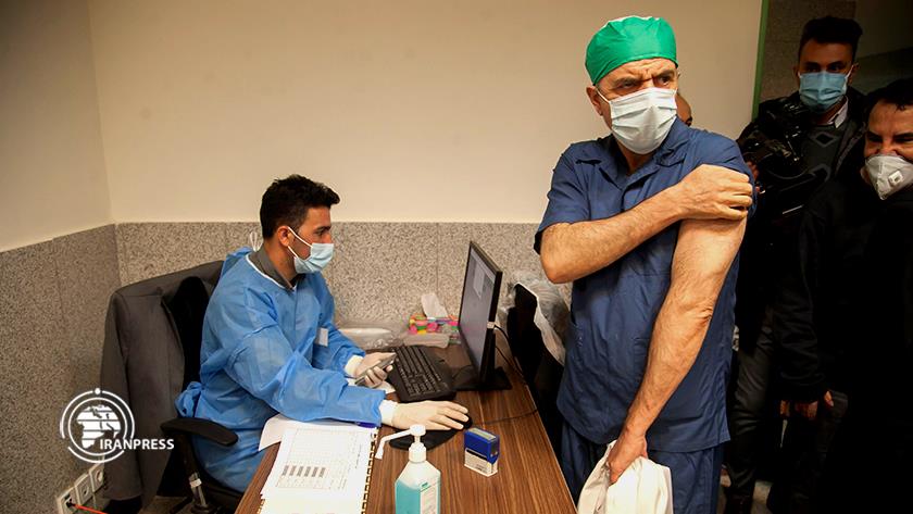 Iranpress: A number of medical staff vaccinated in Kermanshah
