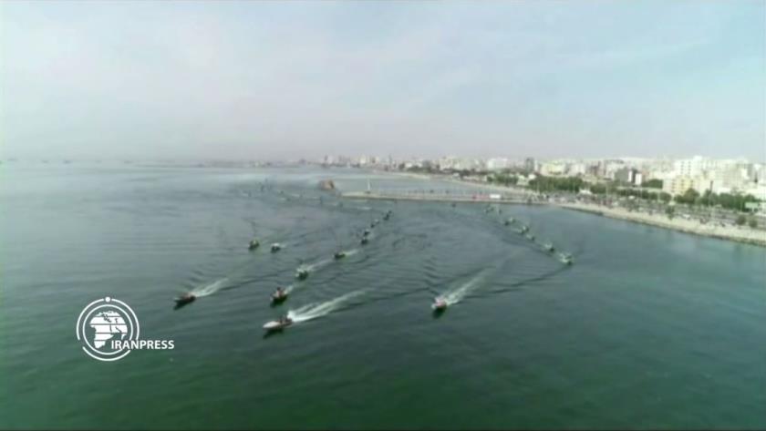 Iranpress: Parade of boats on occasion of Islamic Revolution anniv