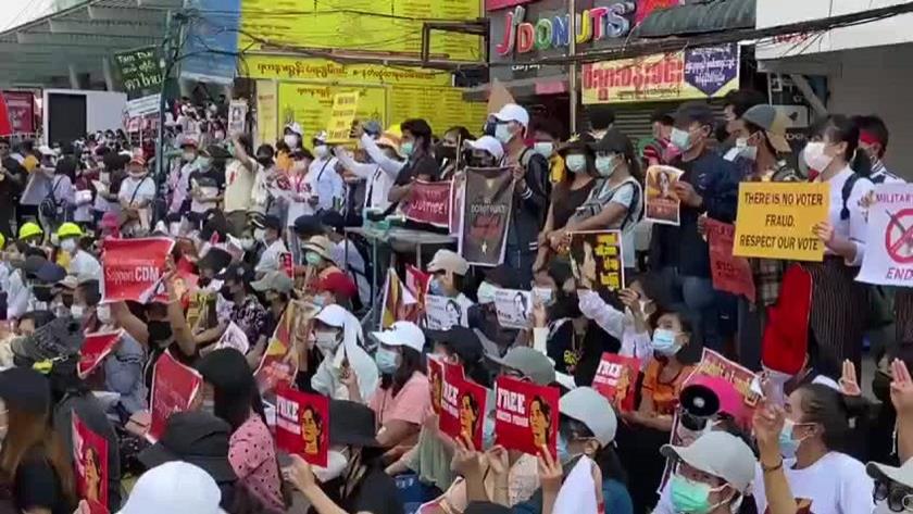 Iranpress: Security forces fire at crowds of protesters in Myanmar