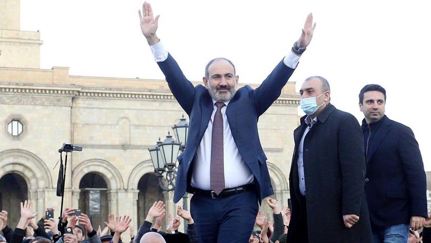 Iranpress: Armenian take to streets to support Pashinyan
