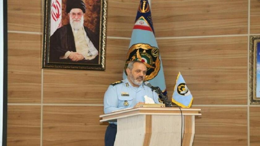 Iranpress: Iranian students participate in defense equipment construction: Commander