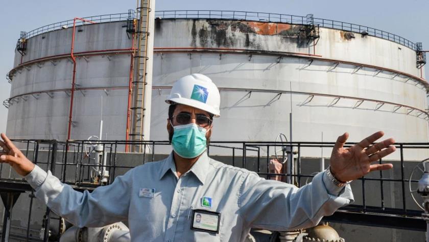 Iranpress: Houthis fires missile at Saudi Aramco site in Jeddah
