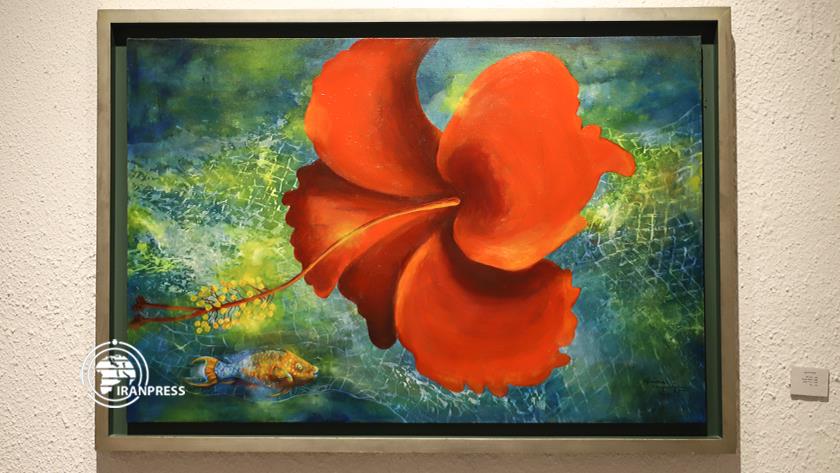 Iranpress: Exhibition of paintings by 3 generations of Iranian women in Kish 
