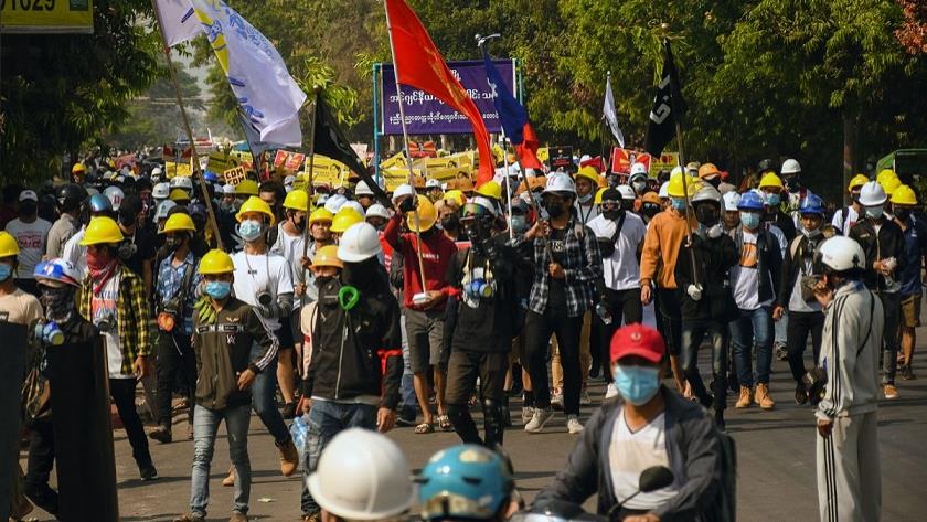 Iranpress: Thousands flee Myanmar industrial zone amid fears of more bloodshed