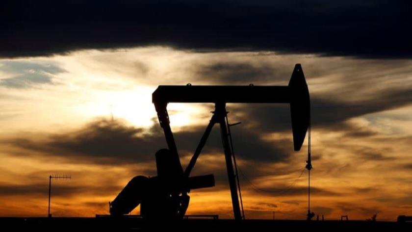 Iranpress: Oil drops as COVID-19 vaccine halt threatens demand