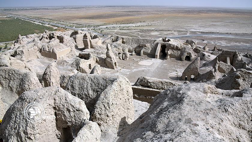 Iranpress: Mount Khwajeh, fresh-looking island in Sistan and Baluchistan Province in picture