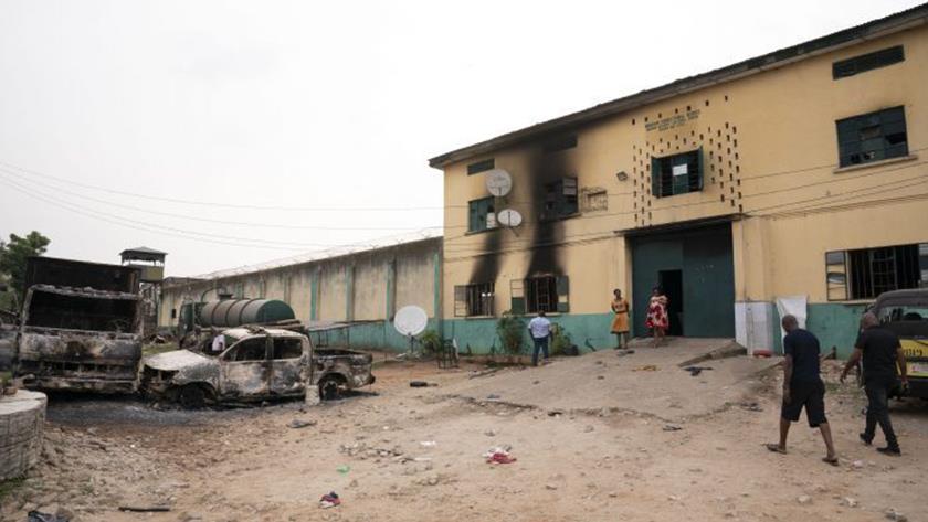 Iranpress: Over 1,800 inmates escape after armed attack at Nigerian prison