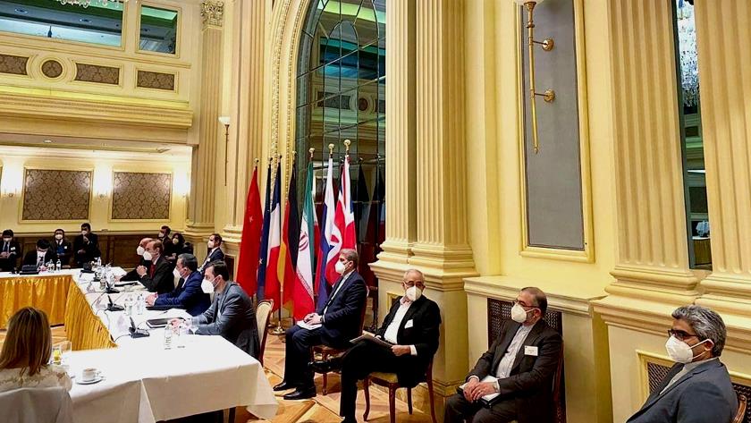 Iranpress: Lifting US sanctions, first step to revive JCPOA: Araghchi
