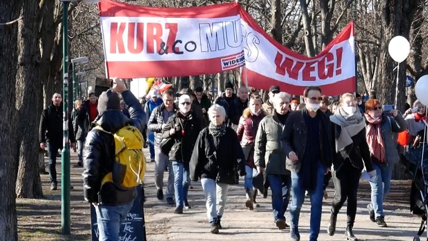 Iranpress: Police and demonstrators clash in anti-lock-down protests in Vienna