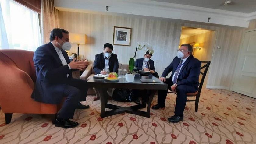 Iranpress: Iran, Russia, China representatives hold talks in trilateral meeting