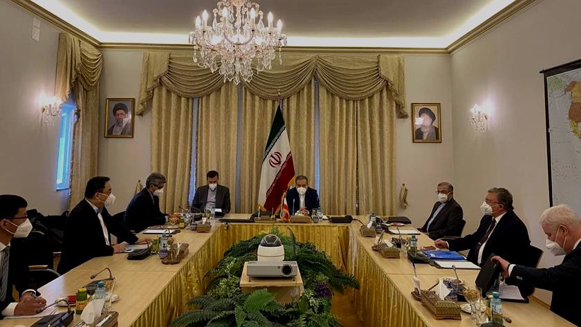 Iranpress: Trilateral meeting between Iran, Russia, China held in Vienna