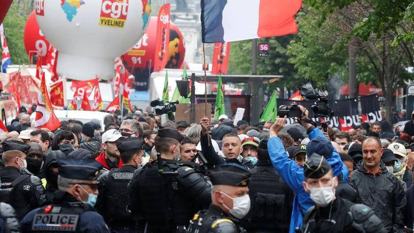 Iranpress: Violent crackdown on thousands of protesters across France