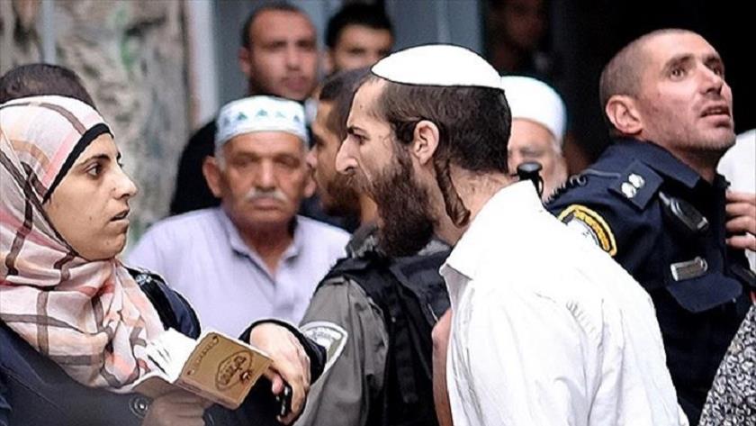 Iranpress: Israeli settlers attack Palestinians in Sheikh Jarrah during Iftar