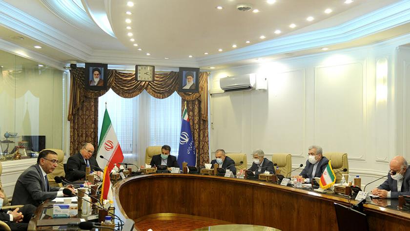 Iranpress: Tehran, Baghdad discuss settling Iraq gas debt to Iran