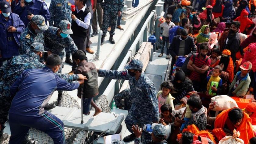 Iranpress: Rohingya Muslim refugees injured in protests in Bangladesh