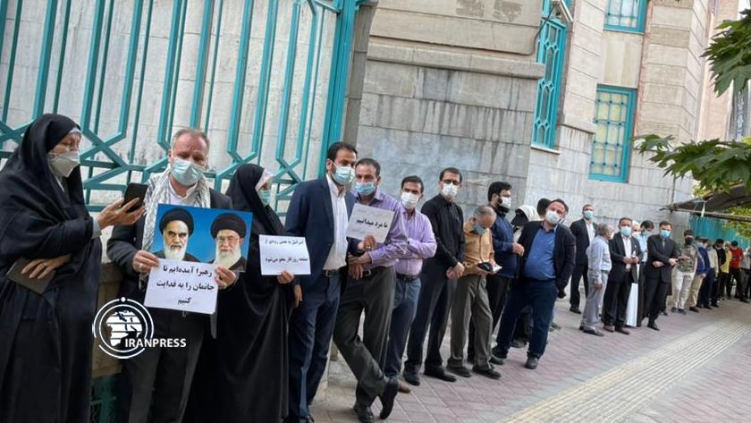 Iranpress: Pictures of Tehraners attending elections