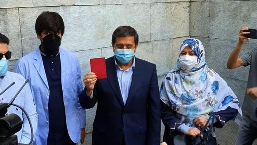 Iranpress: Presidential hopeful, Hemmati, casts his ballot