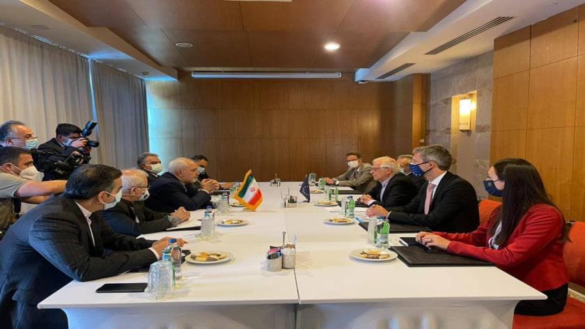 Iranpress: Zarif stresses on lifting US sanctions 