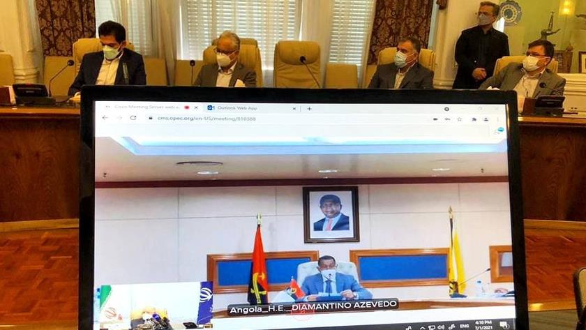 Iranpress: Iran still produces, exports oil despite sanctions: Oil minister