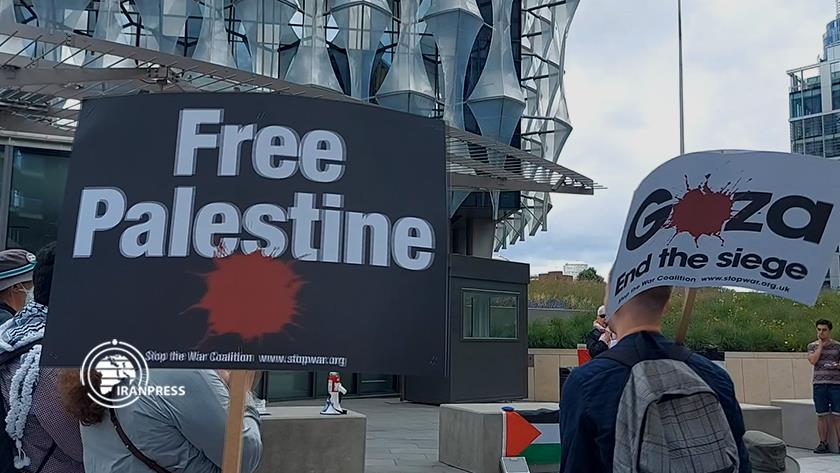 Iranpress: Palestinian supporters gather in front of US Embassy in London