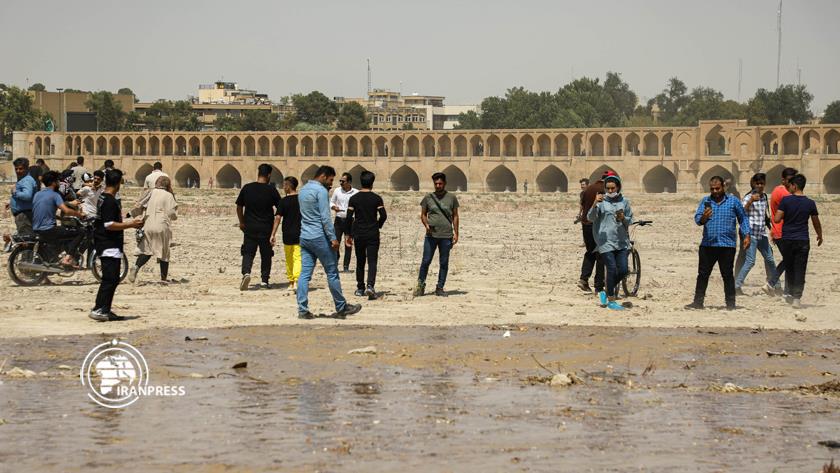 Iranpress: Zayanderud; tourist attraction in central Iran 