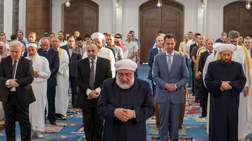 Iranpress: Assad attends Eid al-Adha prayer in Homs
