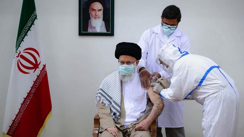 Iranpress: Leader receives 2nd dose of Iranian COVID-19 vaccine