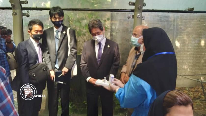 Iranpress: Japanese envoy visits Niyavaran collaborative COVID-19 vaccination base