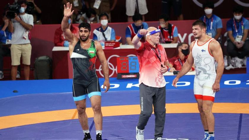 Iranpress: Iran snatches first wrestling medal