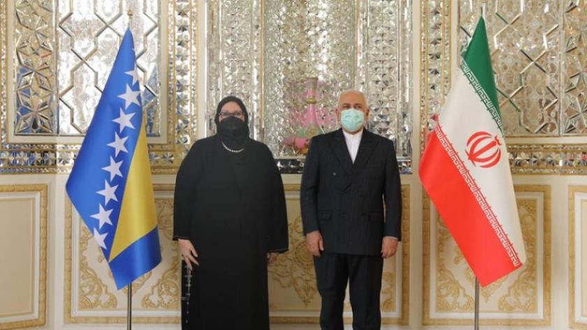 Iranpress: Zarif discuss latest developments with Bosnia FM