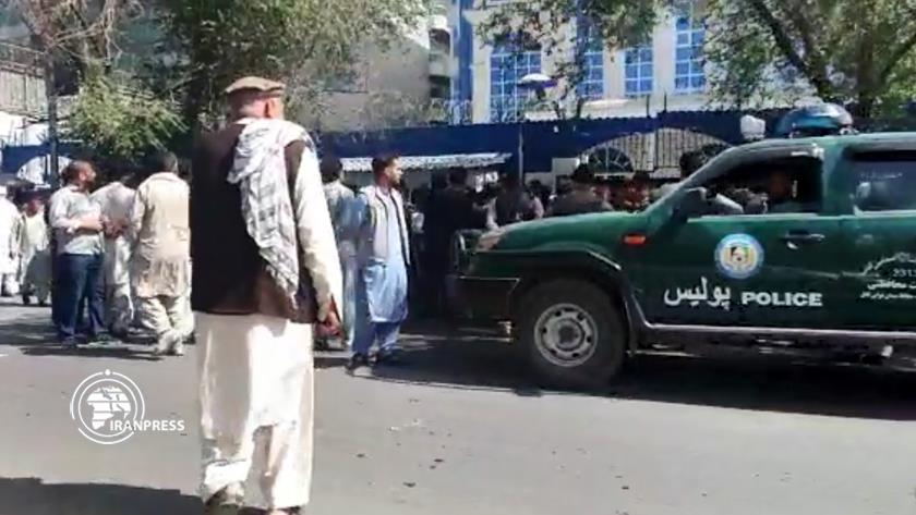 Iranpress: People in Kabul withdraw their money from banks