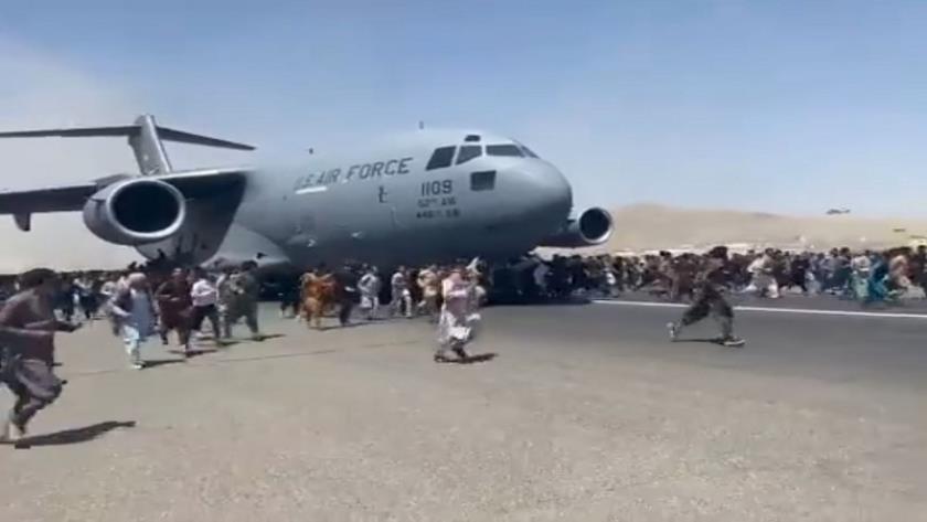 Iranpress: Video shows desperate Afghans trying to fled their country