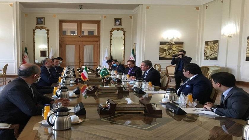 Iranpress: Iran FM receives his pakistani counterpart