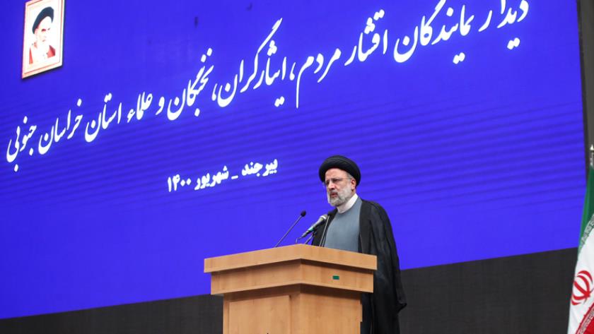 Iranpress: Economists help explain economic problems to people