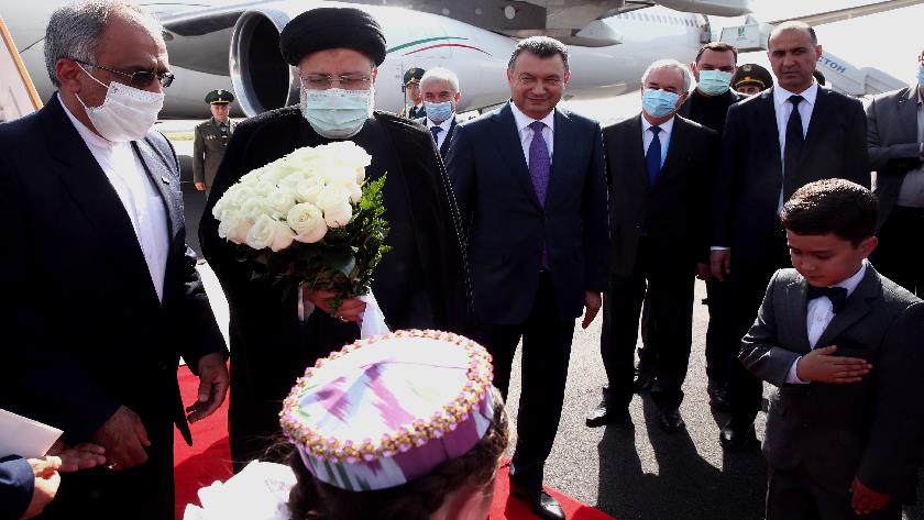 Iranpress: President Raisi arrives in Dushanbe