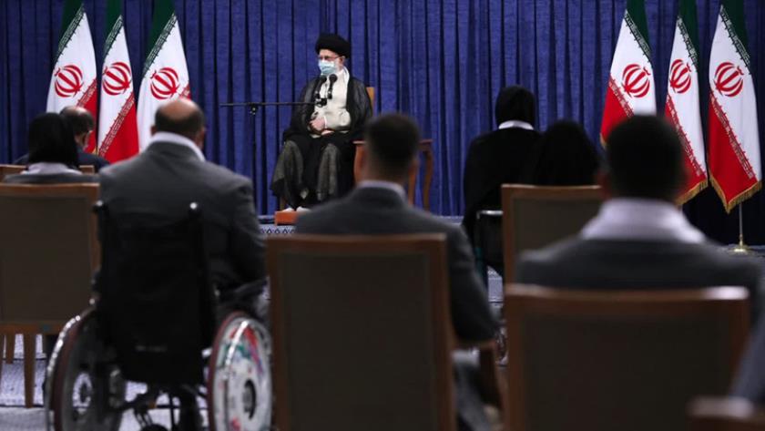 Iranpress: Leader receives Tokyo Olympics, Paralympics champions