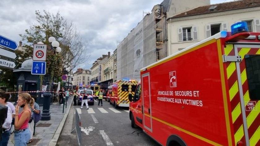 Iranpress: A car crashes into a restaurant leaving several injured