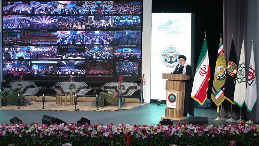 Iranpress: Martyrs show right way of success: Pres Raisi