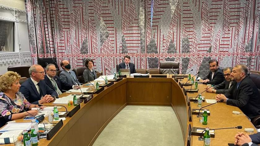 Iranpress: Iranian, Irish foreign ministers discuss bilateral relations, cooperation 
