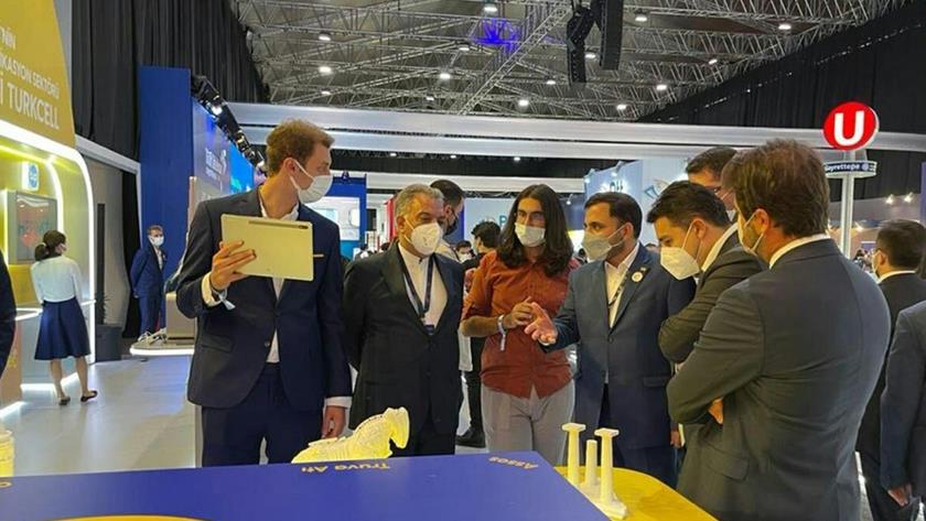 Iranpress: Iran, Azerbaijan review ways to develop communications coop.
