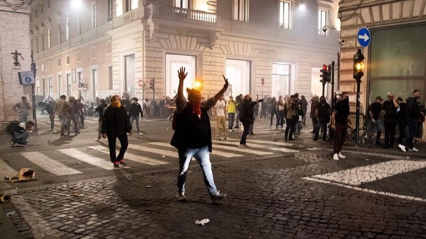 Iranpress: Thousands protest in Rome against Covid health pass