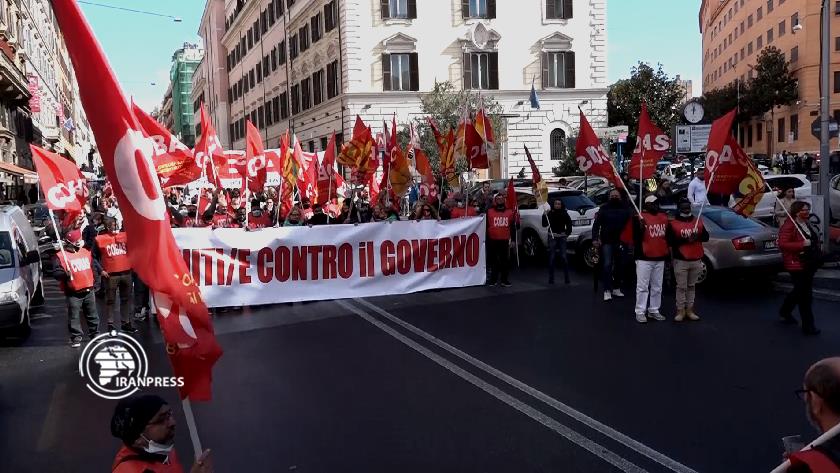Iranpress: Italian people demonstrate in protest of bad economic situation