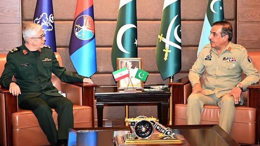 Iranpress: Iran, Pakistan confer on boosting defense ties